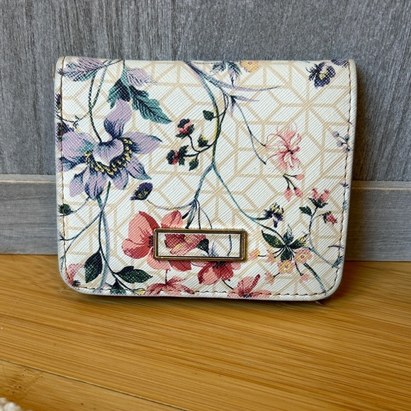 Floral Women's Bag With Matching Wallet. Has lots of different pockets. - Picture 7 of 14